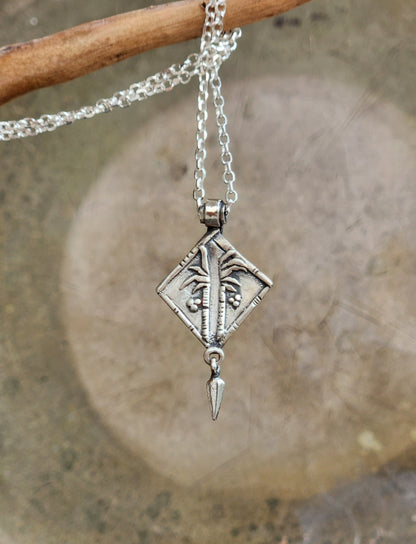 The Split Palm Necklace